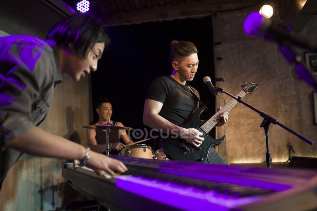 Китайская музыкальная группа выступает на сцене — стоковое фото