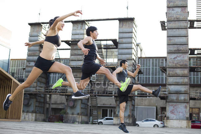 Китайські спортсмени працює на вулиці — стокове фото