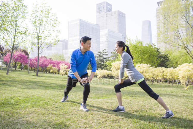 Зрелая китайская пара занимается спортом в парке — стоковое фото