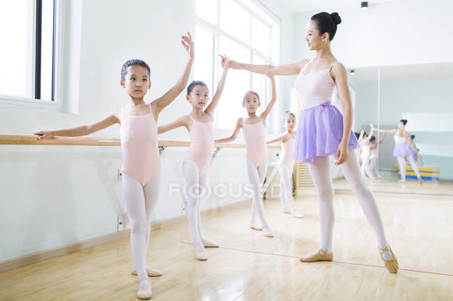 Professeur de ballet chinois enseignant aux filles dans un studio de ballet — Photo de stock