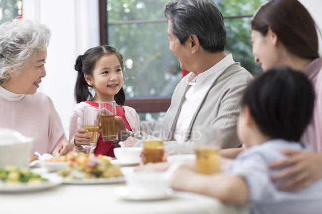 Familia china cenando juntos - foto de stock
