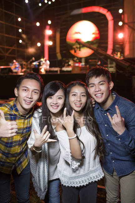 Amigos chinos haciendo gestos en el festival de música - foto de stock