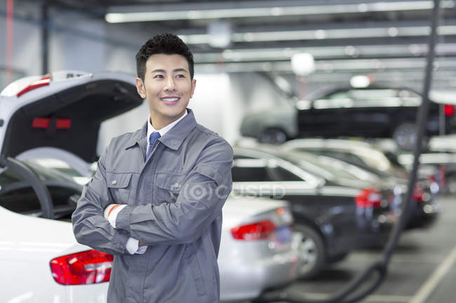 Chinese auto mechanic in repair shop — Stock Photo