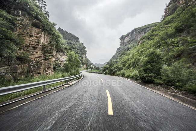 Vue panoramique de la route de montagne en Chine — Photo de stock