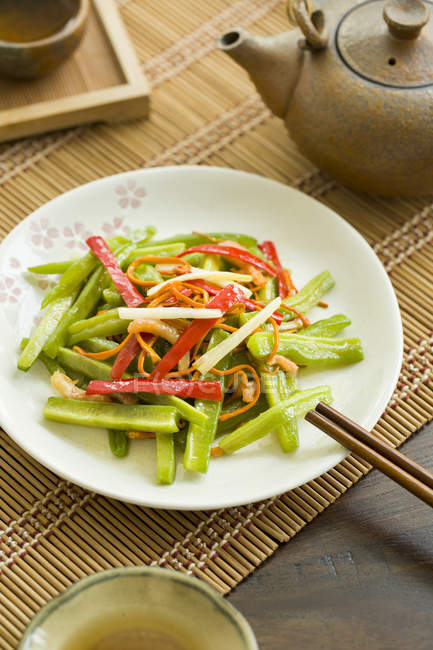 Melão amargo picante chinês no prato — Fotografia de Stock