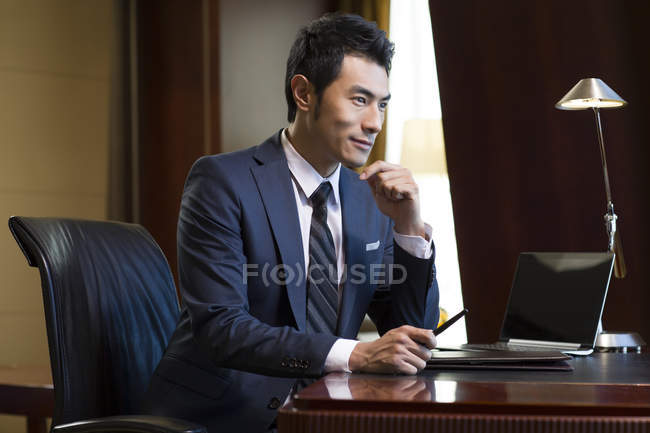 Chinesischer Geschäftsmann arbeitet im Home Office — Stockfoto