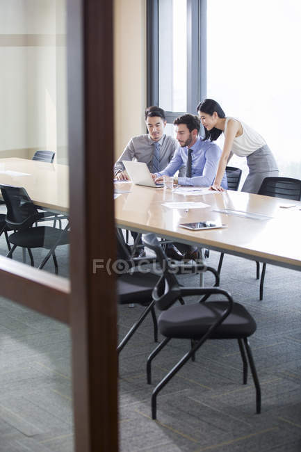 Les gens d'affaires ayant une réunion avec un ordinateur portable au bureau — Photo de stock