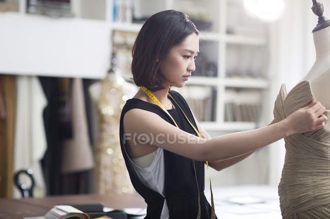 Femme asiatique créateur de mode travaillant en studio — Photo de stock