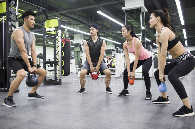 Asiatico adulti lavoro con trainer a gym — Foto stock
