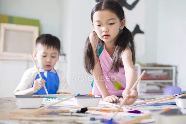 Crianças chinesas pintando em aula de arte — Fotografia de Stock