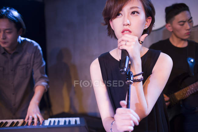 Banda musical chinesa se apresentando no palco — Fotografia de Stock