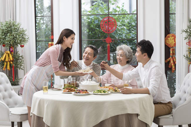 Familia teniendo cena de Año Nuevo Chino - foto de stock