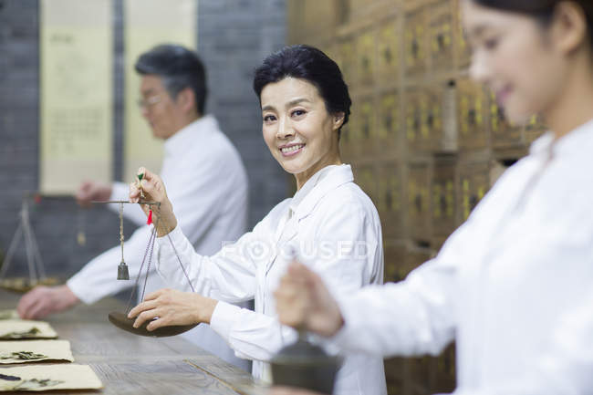 Chinesische Ärzte in der traditionellen Medizin-Apotheke — Stockfoto