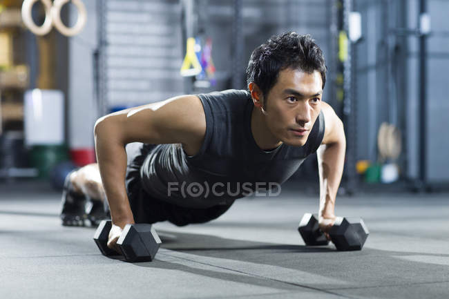 Homem chinês treinando com halteres — Fotografia de Stock