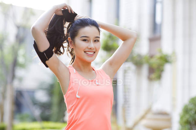 Mulher chinesa se exercitando na rua de manhã — Fotografia de Stock
