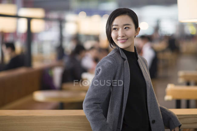 Азіатський жінка, посміхаючись і дивитися вбік — стокове фото