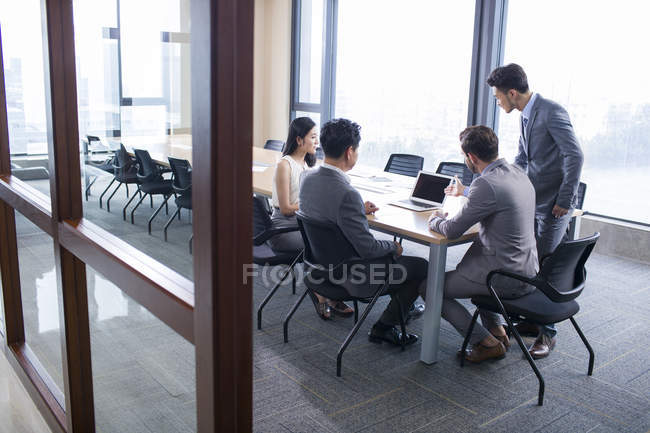 Gente de negocios hablando en la sala de reuniones - foto de stock