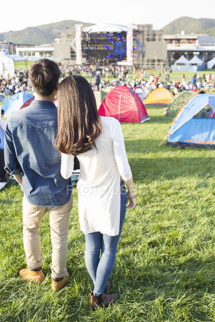 Casal chinês de pé juntos no festival de música camping — Fotografia de Stock