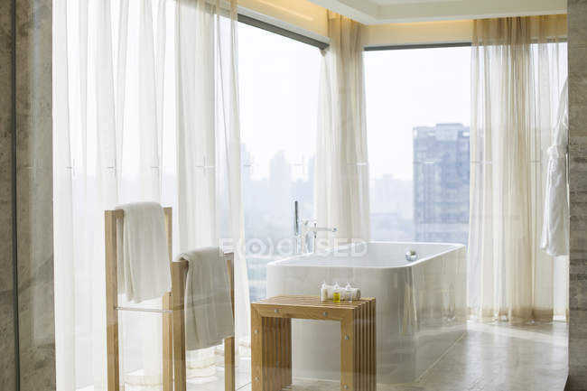 Interior de baño moderno en apartamento - foto de stock