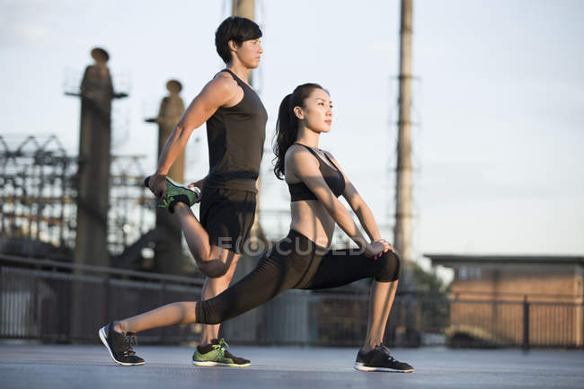 Atleti cinesi che si esercitano sulla strada — Foto stock