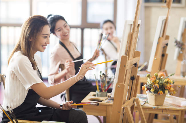Donne asiatiche che dipingono in studio d'arte — Foto stock