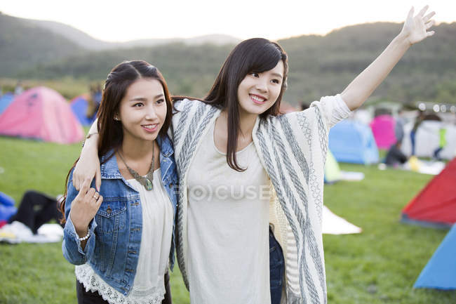 Китайские женщины, обнимающиеся на фестивале кемпинга — стоковое фото
