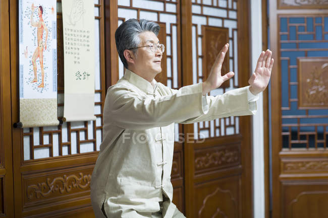 Homme chinois mature pratiquant le Tai Chi — Photo de stock