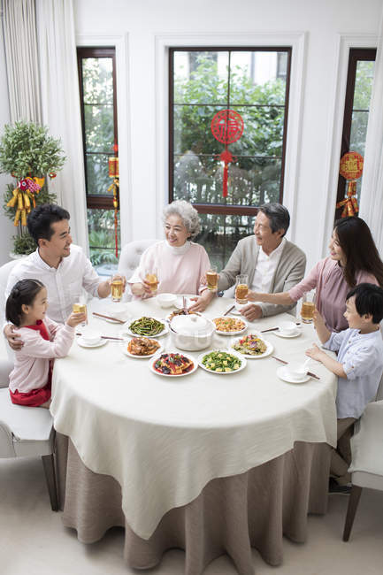 Familie beim chinesischen Neujahrsessen — Stockfoto