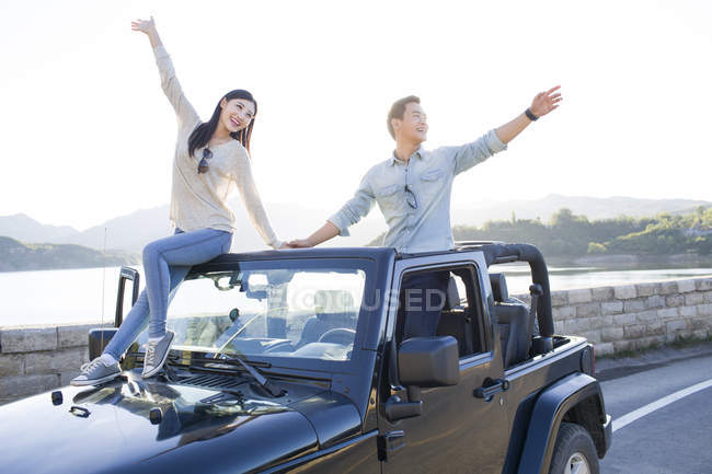 Couple chinois s'amuser en voiture — Photo de stock