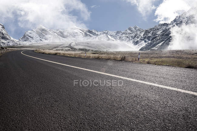 Autostrada in montagne innevate nella provincia di Sichuan, Cina — Foto stock
