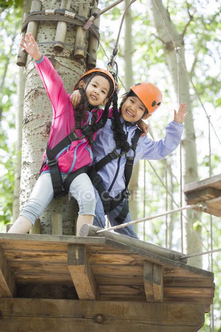 Bambini cinesi in posa nel parco avventura albero superiore — Foto stock