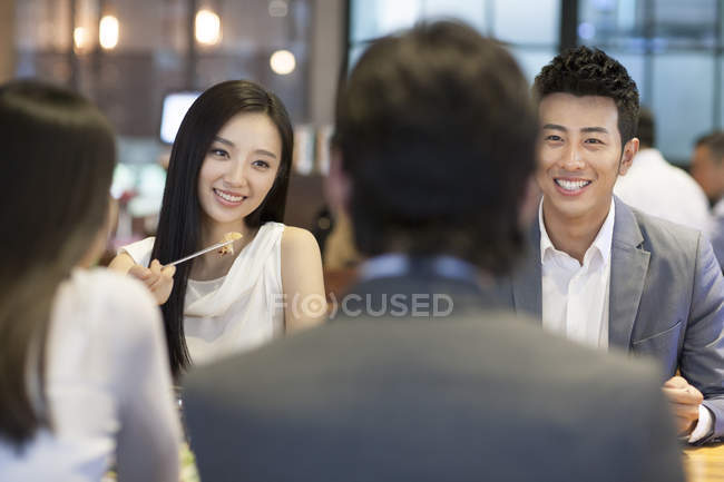 Asiático amigos jantando juntos no restaurante — Fotografia de Stock