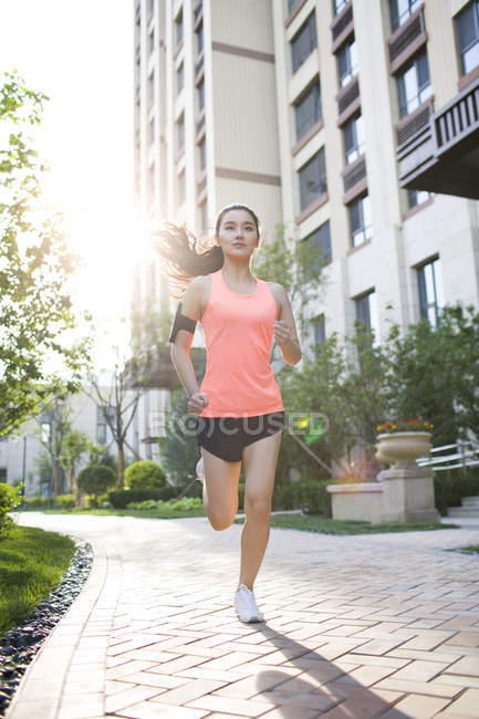 Chinesin läuft morgens auf Straße — Stockfoto