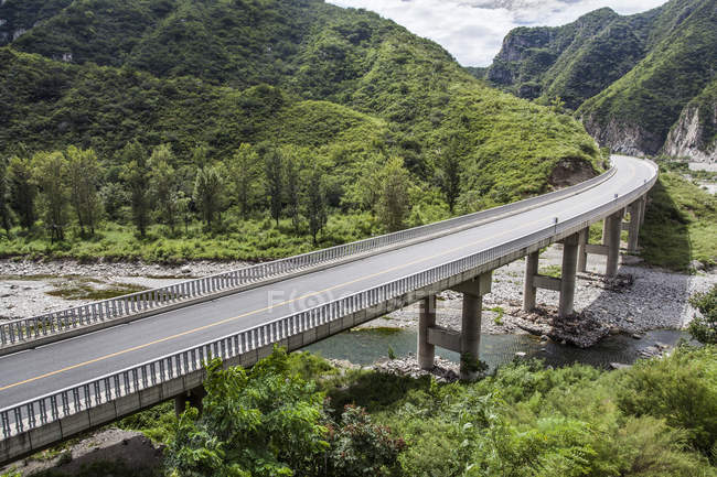 Vista panorámica del puente de montaña en China - foto de stock