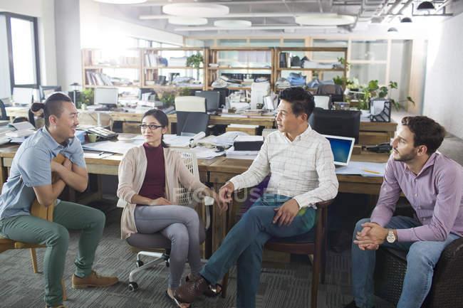 Colegas de negócios discutindo o trabalho no escritório — Fotografia de Stock