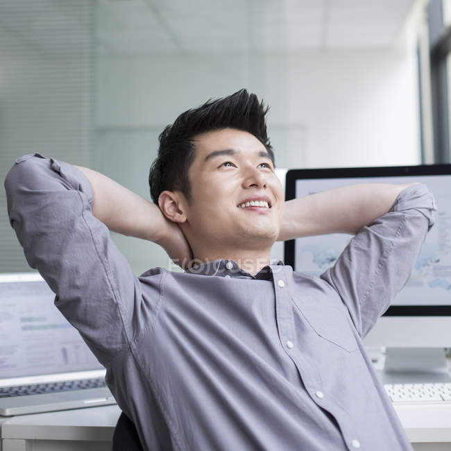 Homem de negócios chinês pensando no escritório — Fotografia de Stock