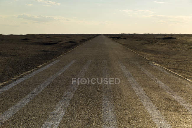 Estrada de pradaria na província de Gansu, China — Fotografia de Stock