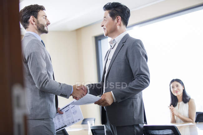 Empresários apertando as mãos após a reunião — Fotografia de Stock