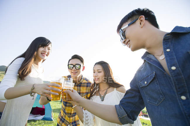 Amici cinesi bere birra insieme — Foto stock