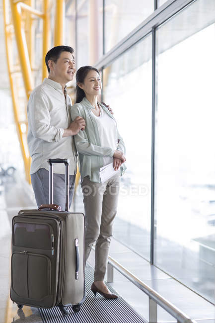 Casal chinês maduro esperando no aeroporto — Fotografia de Stock