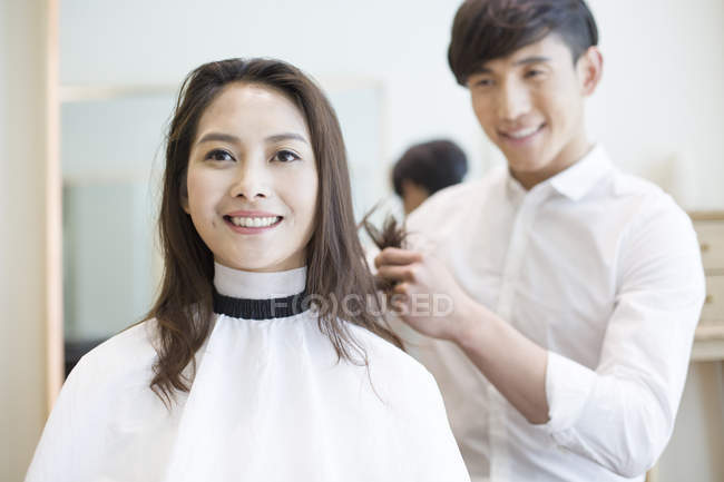 Chinesischer Friseur schneidet Kunden Haare — Stockfoto