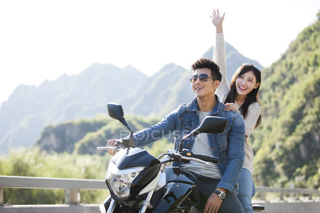Китайская пара сидит на мотоцикле вместе — стоковое фото