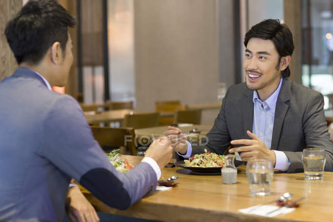 Китайський бізнесменів обідають разом — стокове фото