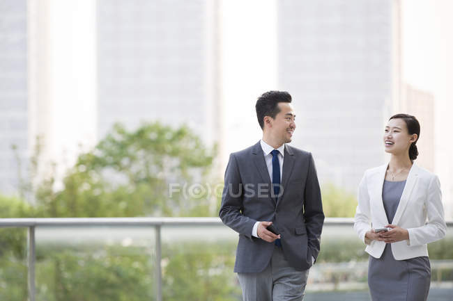Азиатские бизнесмены разговаривают на улице — стоковое фото