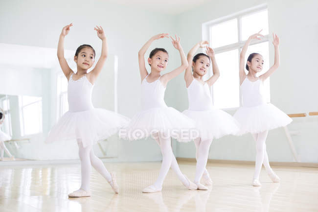 Девушки из Китая практикуют балет — стоковое фото
