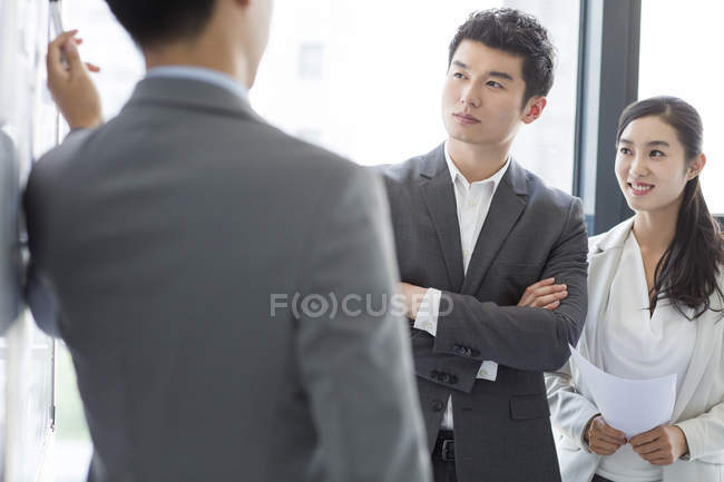 Chinos de negocios hablando en la sala de reuniones - foto de stock