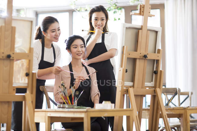 Mulheres asiáticas pintura no estúdio de arte — Fotografia de Stock