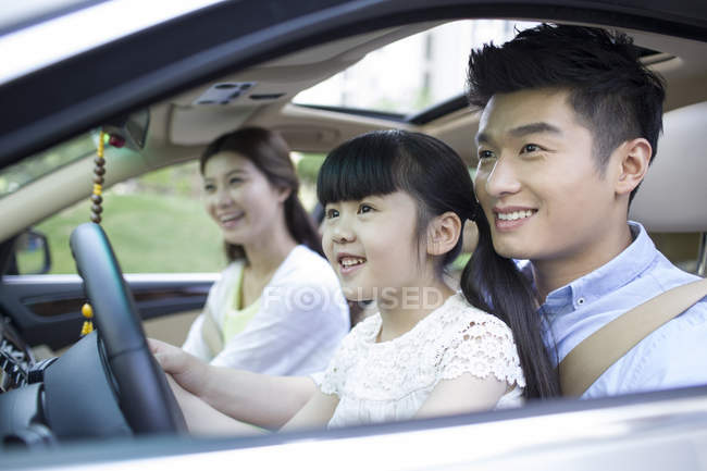 Китайский отец берет дочь за руль автомобиля — стоковое фото