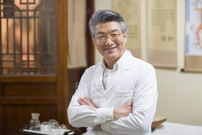 Retrato de médico chino maduro - foto de stock