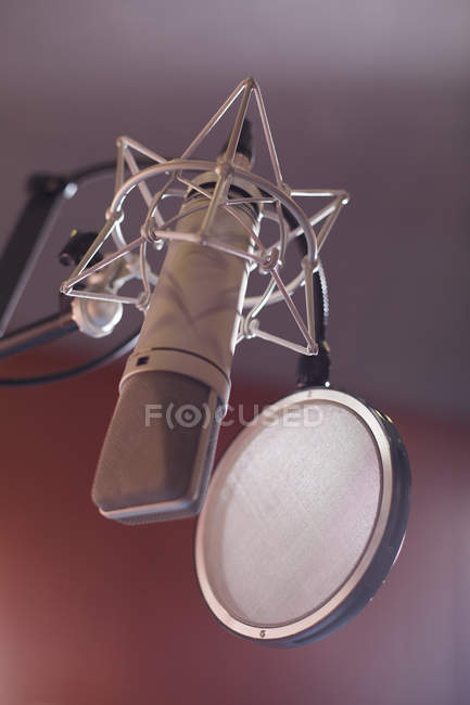 Vue rapprochée du microphone dans le studio d'enregistrement — Photo de stock